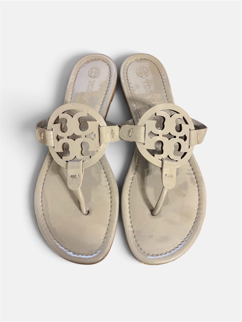 Tory Burch Patent Leather Miller Thong Sandals in Gray